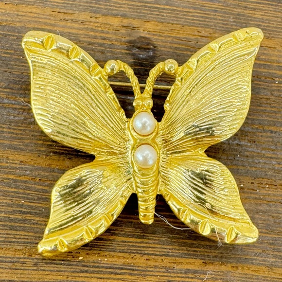 Vintage gold tone textured butterfly brooch with two faux pearls in body - Picture 3 of 6